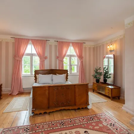 Kursi Summer Manor Pensión