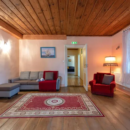 Pensión Kursi Summer Manor